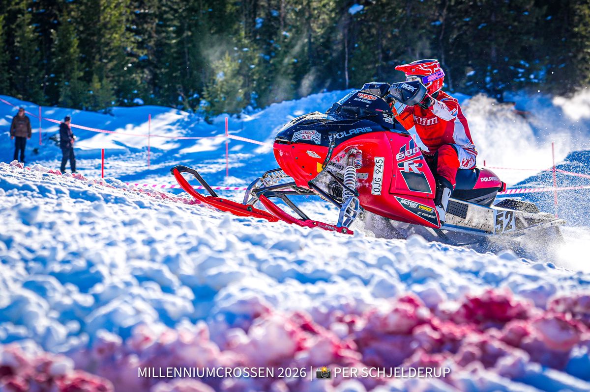 Polaris snowmobile racing at Millenniumcrossen